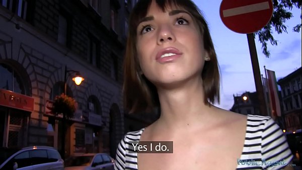Отвел незнакомцу дальше от центра города и поимел её